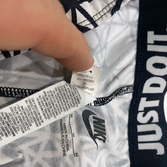 Nike Leggings with Black and White Geometric Design- womens size M - Picture 4 of 4